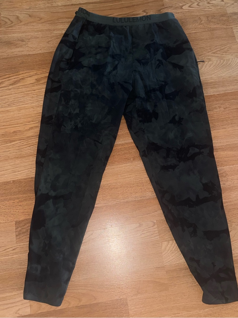 Lululemon Men’s Dark Green Camo Joggers - Picture 3 of 4